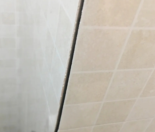 沈丘瓷砖空鼓维修公司分享阳台瓷砖脱落的修复过程可以分为以下几个步骤