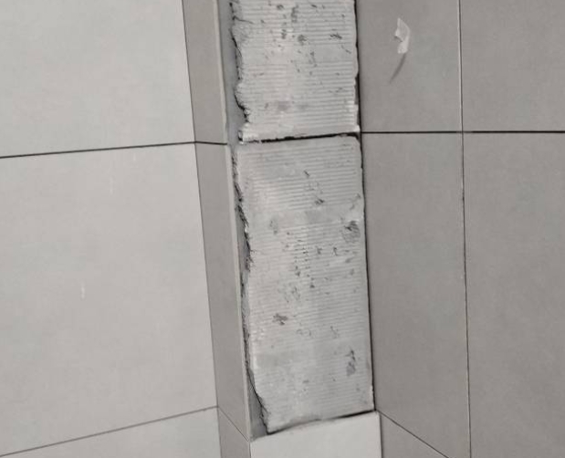 沈丘瓷砖空鼓维修公司分享下瓷砖施工前基层浇水润湿程度不足，可能导致以下问题