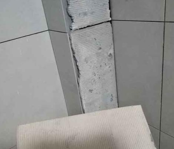 沈丘瓷砖空鼓维修公司分享下厨房瓷砖脱落的补救措施。